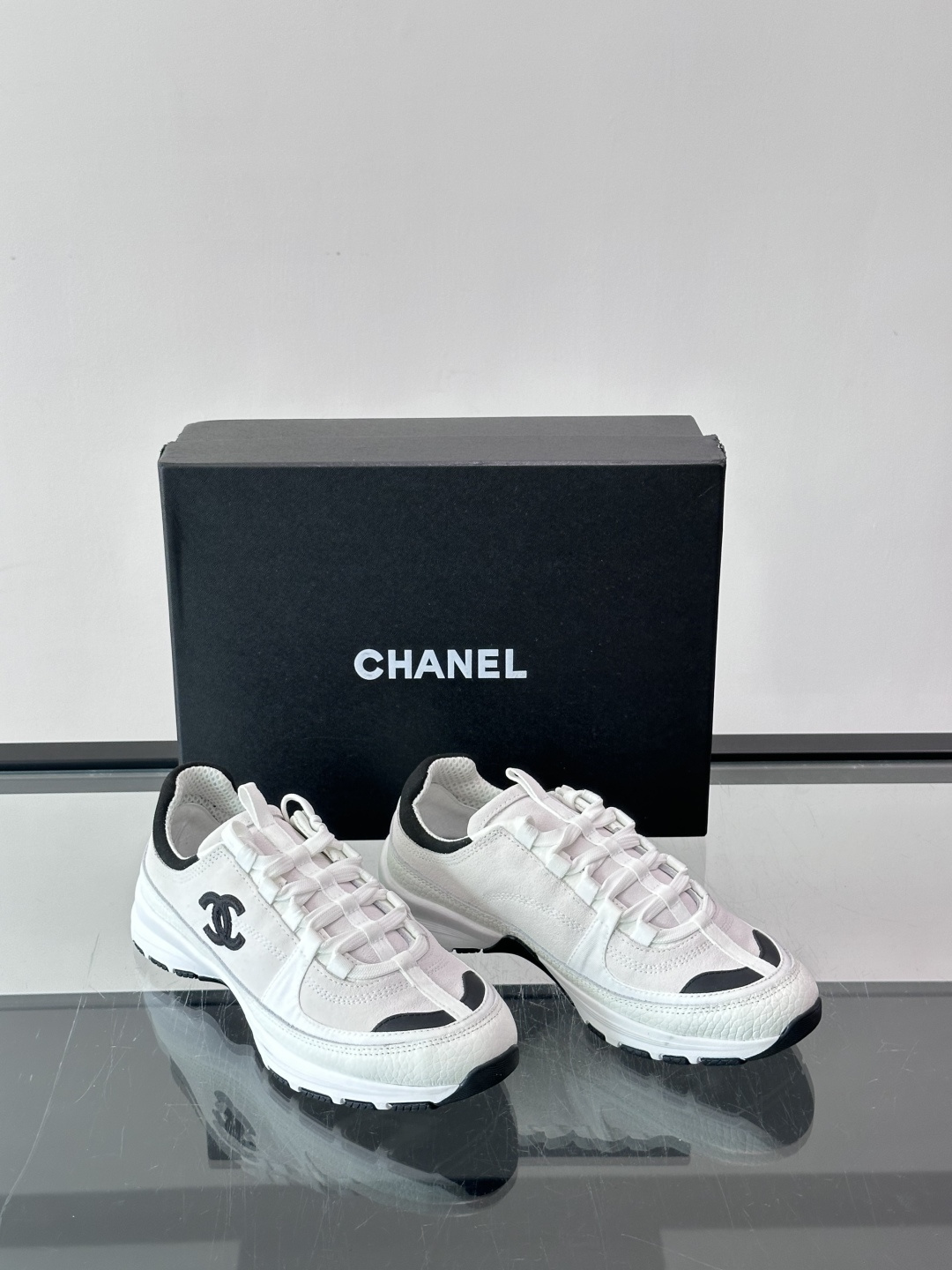 Chanel 🔥新款运动鞋｜配色美到犯规了👍圈粉这双鞋子了，脚感真的很舒服很舒服😌真的很好看。这款经典设计 鞋面多种工艺