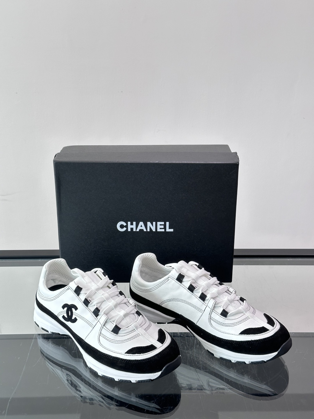 Chanel 🔥新款运动鞋|配色美到犯规了👍圈粉这双鞋子了,脚感真的很舒服很舒服😌真的很好看。这款经典设计 鞋面多种工艺 Chanel 🔥新款运动鞋|配色美到犯规了👍圈粉这双鞋子了,脚感真的很舒服很舒服😌真的很好看。这款经典设计 鞋面多种工艺