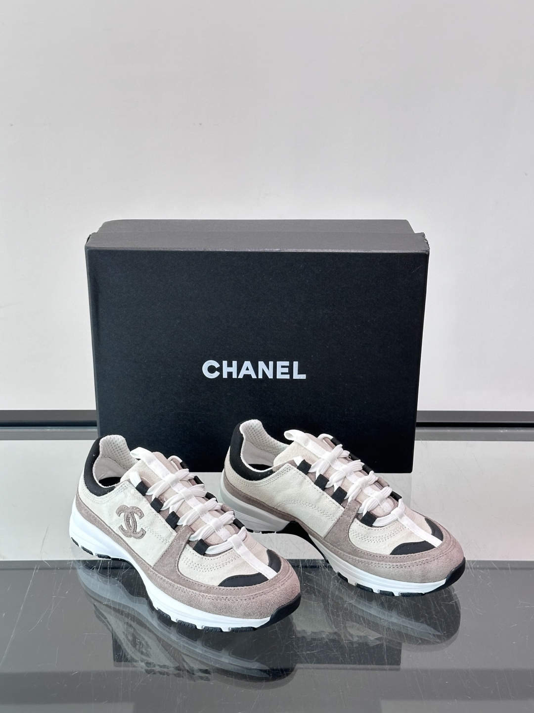 Chanel 🔥新款运动鞋|配色美到犯规了👍圈粉这双鞋子了,脚感真的很舒服很舒服😌真的很好看。这款经典设计 鞋面多种工艺 Chanel 🔥新款运动鞋|配色美到犯规了👍圈粉这双鞋子了,脚感真的很舒服很舒服😌真的很好看。这款经典设计 鞋面多种工艺