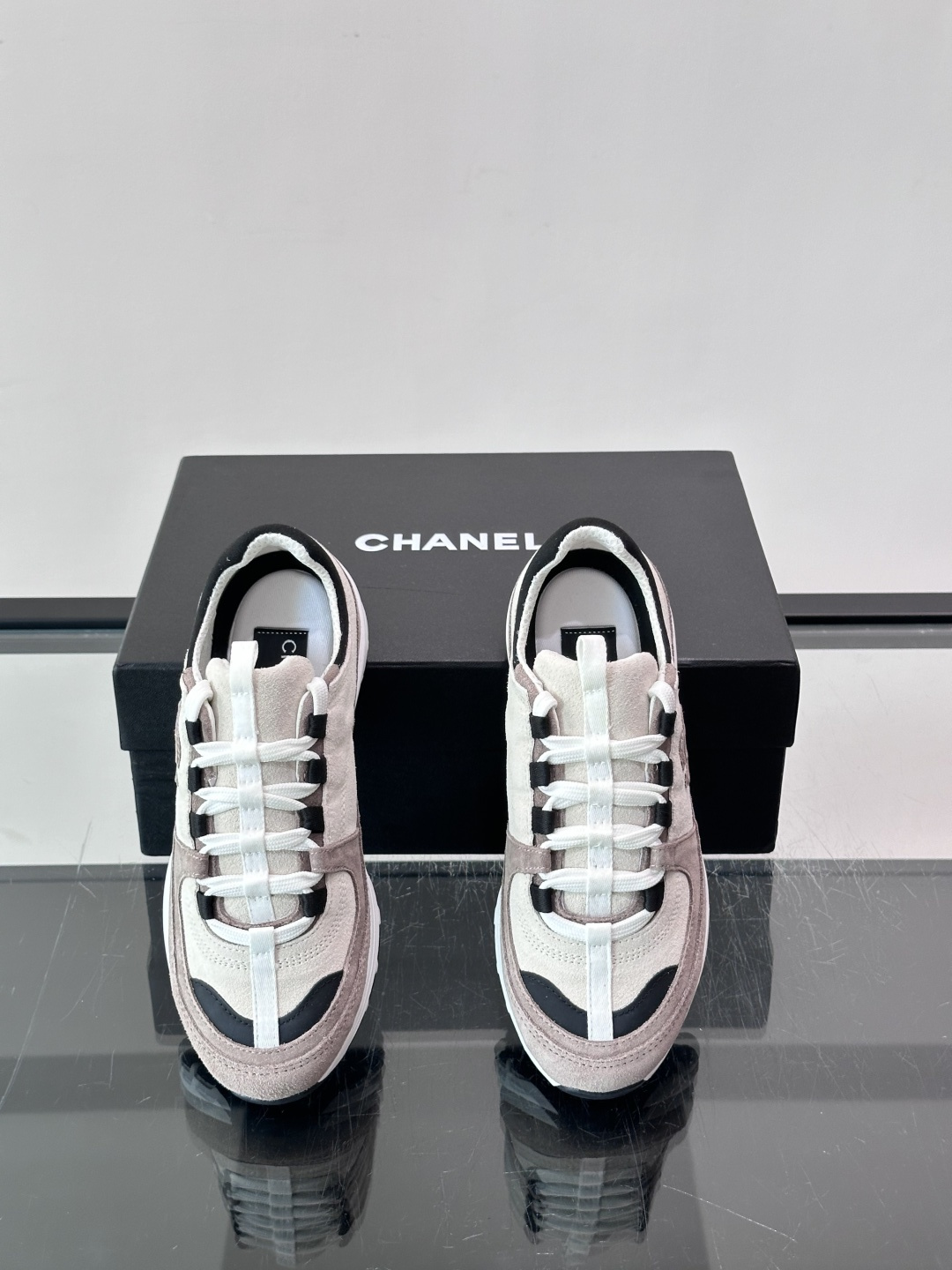 Chanel 🔥新款运动鞋|配色美到犯规了👍圈粉这双鞋子了,脚感真的很舒服很舒服😌真的很好看。这款经典设计 鞋面多种工艺 Chanel 🔥新款运动鞋|配色美到犯规了👍圈粉这双鞋子了,脚感真的很舒服很舒服😌真的很好看。这款经典设计 鞋面多种工艺