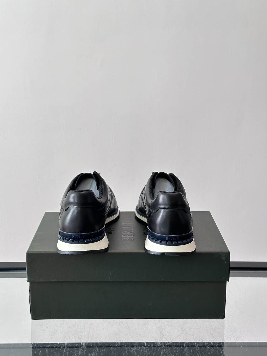 👞Berluti男士休闲皮鞋,采用头层牛皮,质感细腻又耐用。经典系带设计,日常或户外都能轻松驾驭。鞋底轻质橡胶,缓震舒适 👞Berluti男士休闲皮鞋,采用头层牛皮,质感细腻又耐用。经典系带设计,日常或户外都能轻松驾驭。鞋底轻质橡胶,缓震舒适