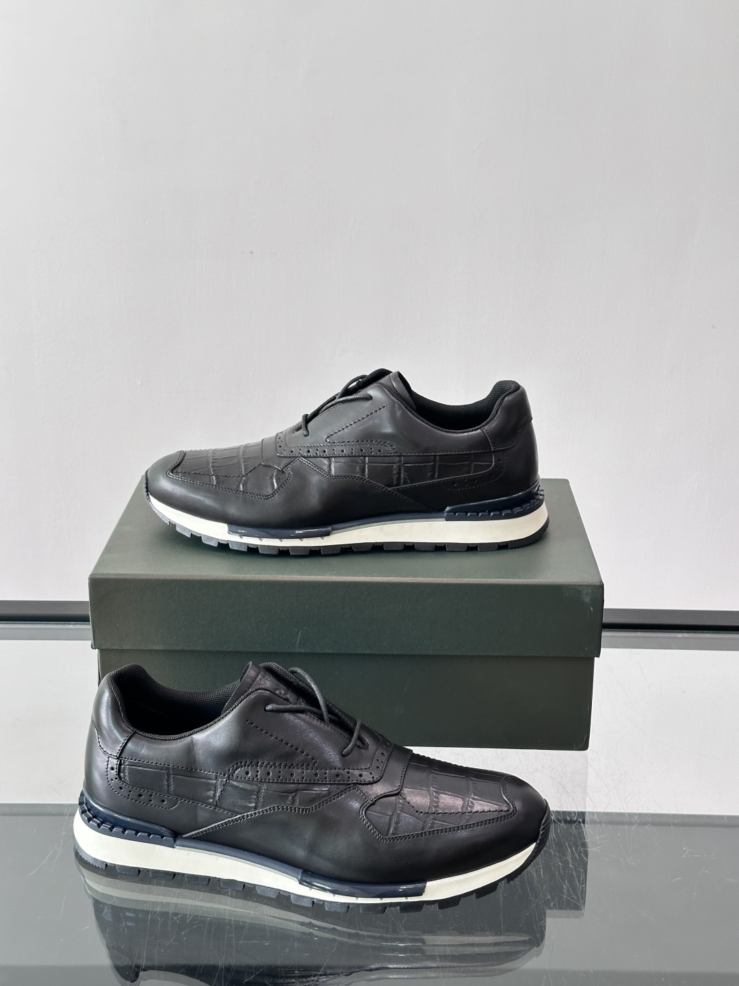 👞Berluti男士休闲皮鞋,采用头层牛皮,质感细腻又耐用。经典系带设计,日常或户外都能轻松驾驭。鞋底轻质橡胶,缓震舒适 👞Berluti男士休闲皮鞋,采用头层牛皮,质感细腻又耐用。经典系带设计,日常或户外都能轻松驾驭。鞋底轻质橡胶,缓震舒适