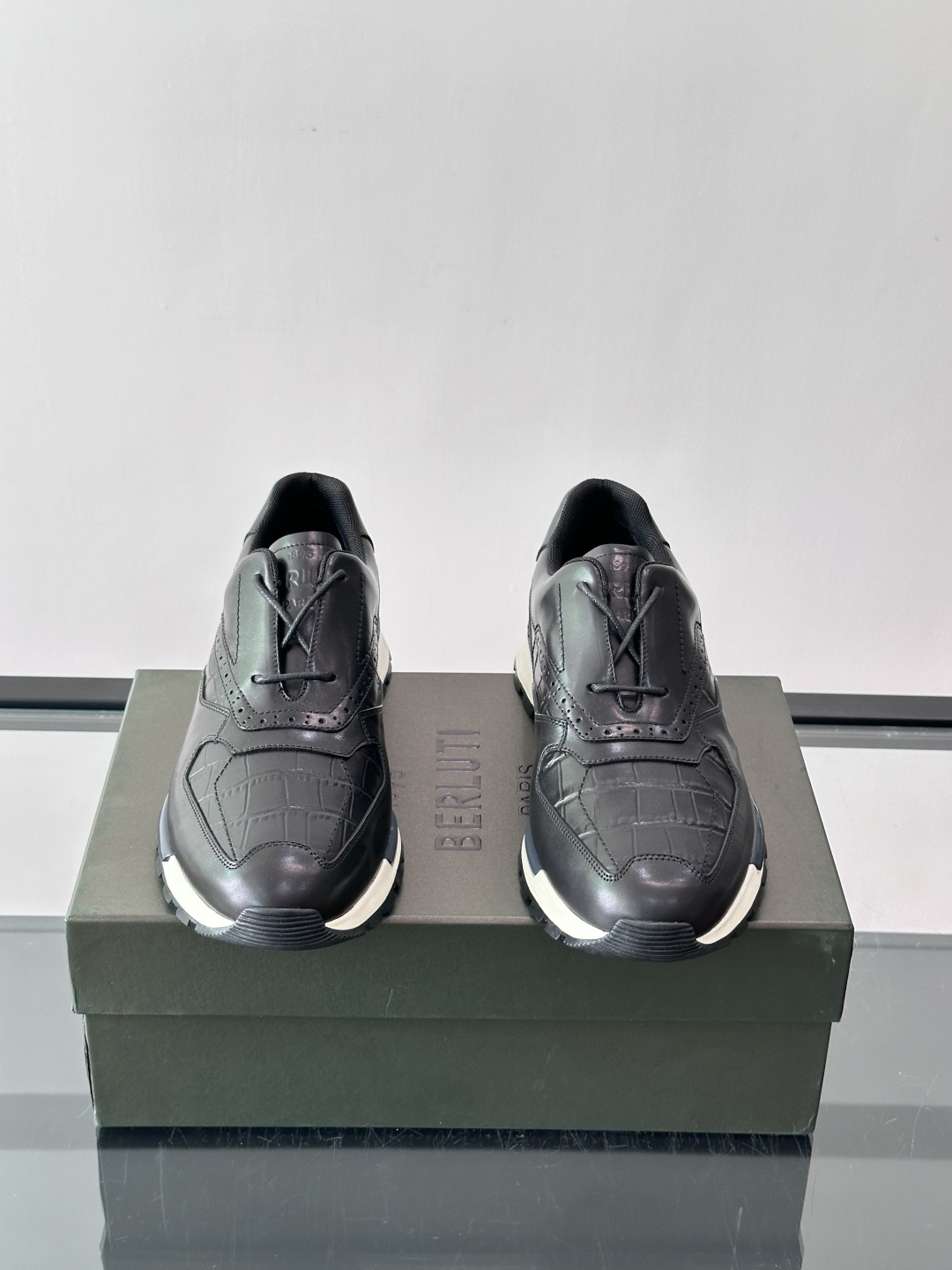 👞Berluti男士休闲皮鞋,采用头层牛皮,质感细腻又耐用。经典系带设计,日常或户外都能轻松驾驭。鞋底轻质橡胶,缓震舒适 👞Berluti男士休闲皮鞋,采用头层牛皮,质感细腻又耐用。经典系带设计,日常或户外都能轻松驾驭。鞋底轻质橡胶,缓震舒适