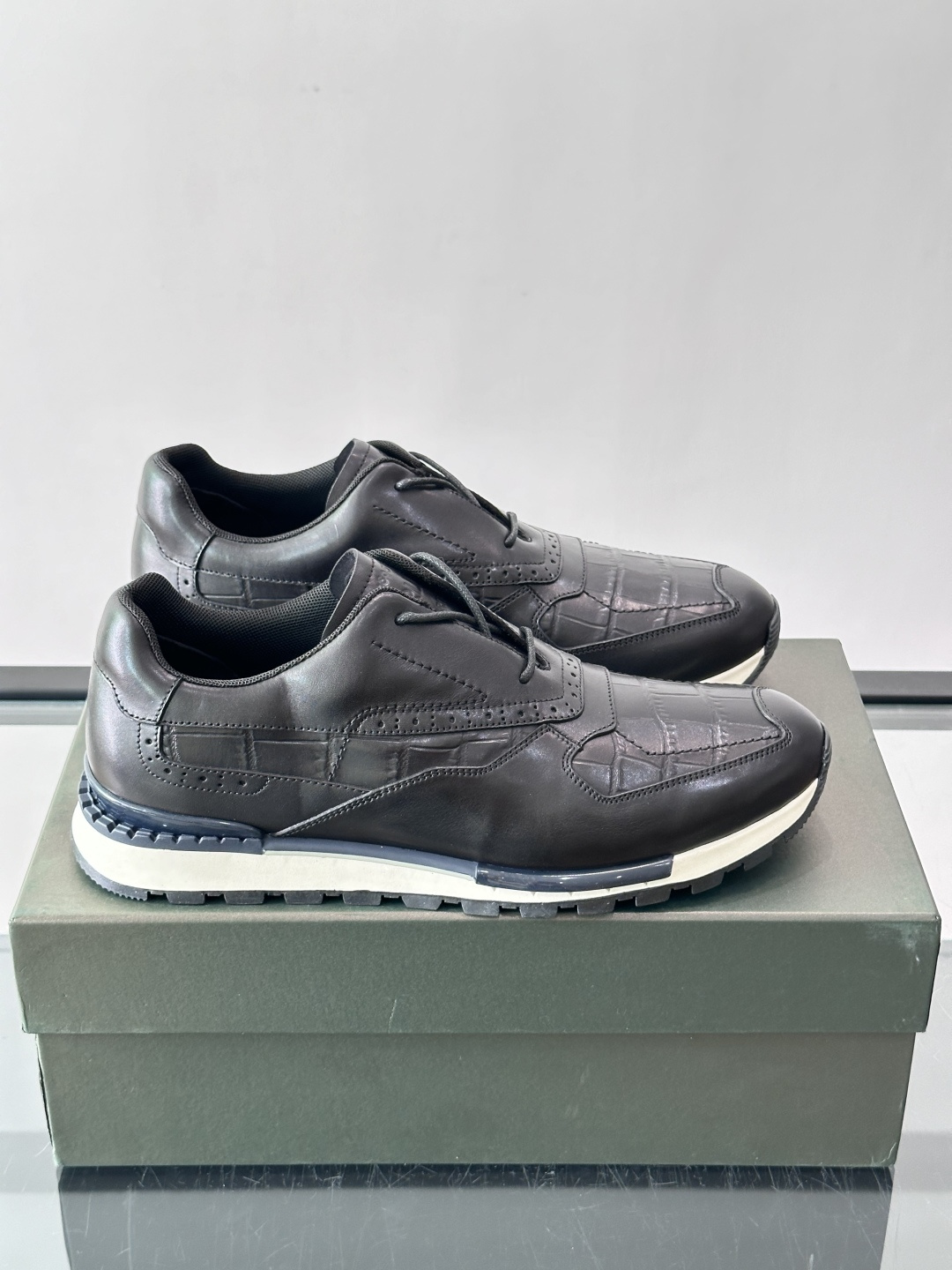 👞Berluti男士休闲皮鞋,采用头层牛皮,质感细腻又耐用。经典系带设计,日常或户外都能轻松驾驭。鞋底轻质橡胶,缓震舒适 👞Berluti男士休闲皮鞋,采用头层牛皮,质感细腻又耐用。经典系带设计,日常或户外都能轻松驾驭。鞋底轻质橡胶,缓震舒适