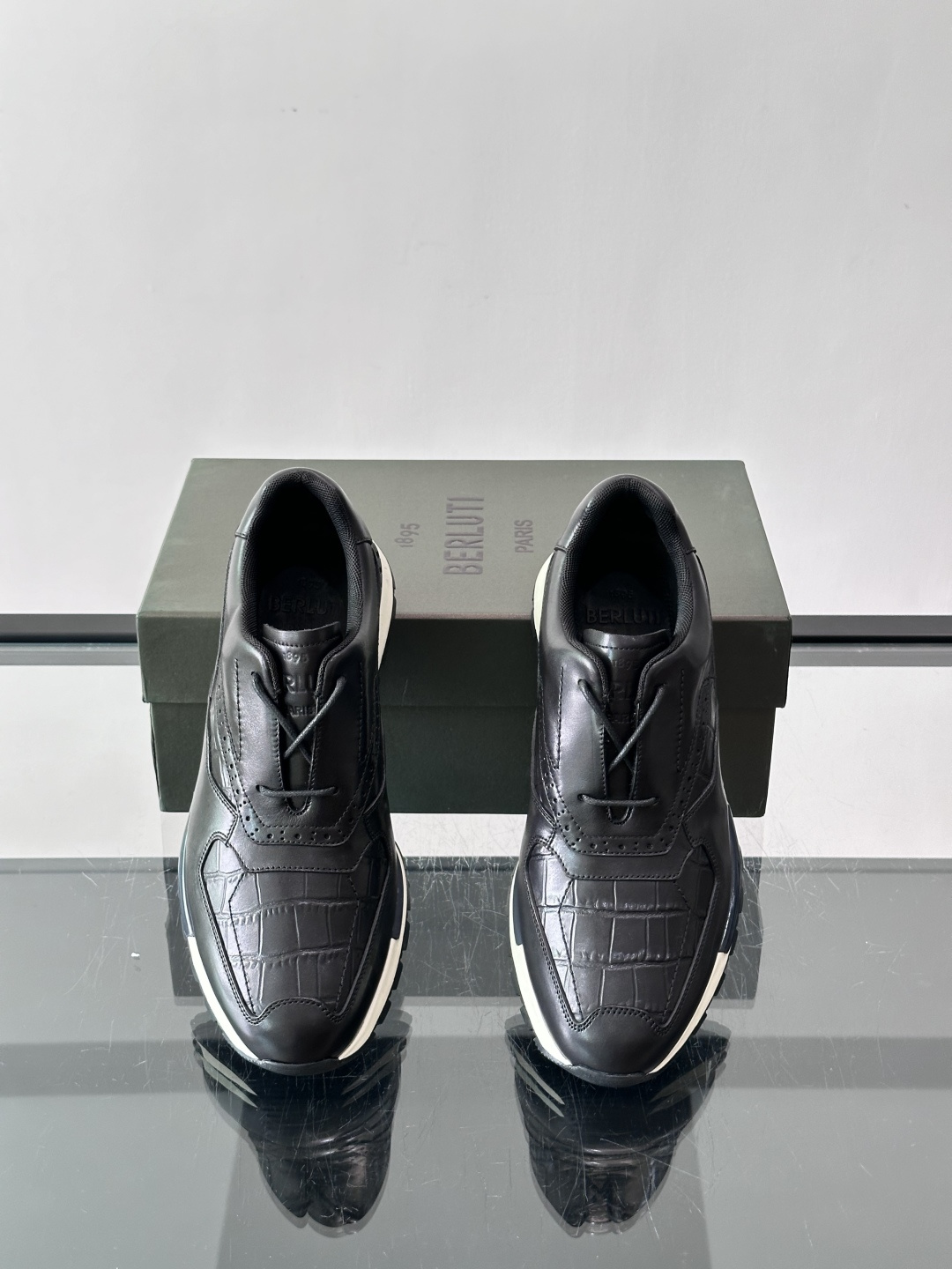👞Berluti男士休闲皮鞋,采用头层牛皮,质感细腻又耐用。经典系带设计,日常或户外都能轻松驾驭。鞋底轻质橡胶,缓震舒适 👞Berluti男士休闲皮鞋,采用头层牛皮,质感细腻又耐用。经典系带设计,日常或户外都能轻松驾驭。鞋底轻质橡胶,缓震舒适