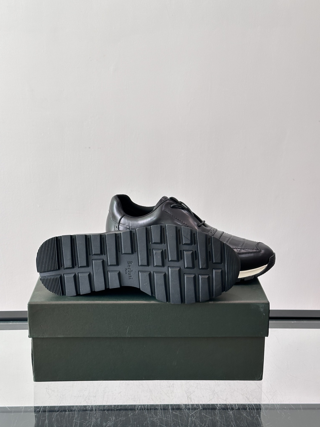 👞Berluti男士休闲皮鞋,采用头层牛皮,质感细腻又耐用。经典系带设计,日常或户外都能轻松驾驭。鞋底轻质橡胶,缓震舒适 👞Berluti男士休闲皮鞋,采用头层牛皮,质感细腻又耐用。经典系带设计,日常或户外都能轻松驾驭。鞋底轻质橡胶,缓震舒适