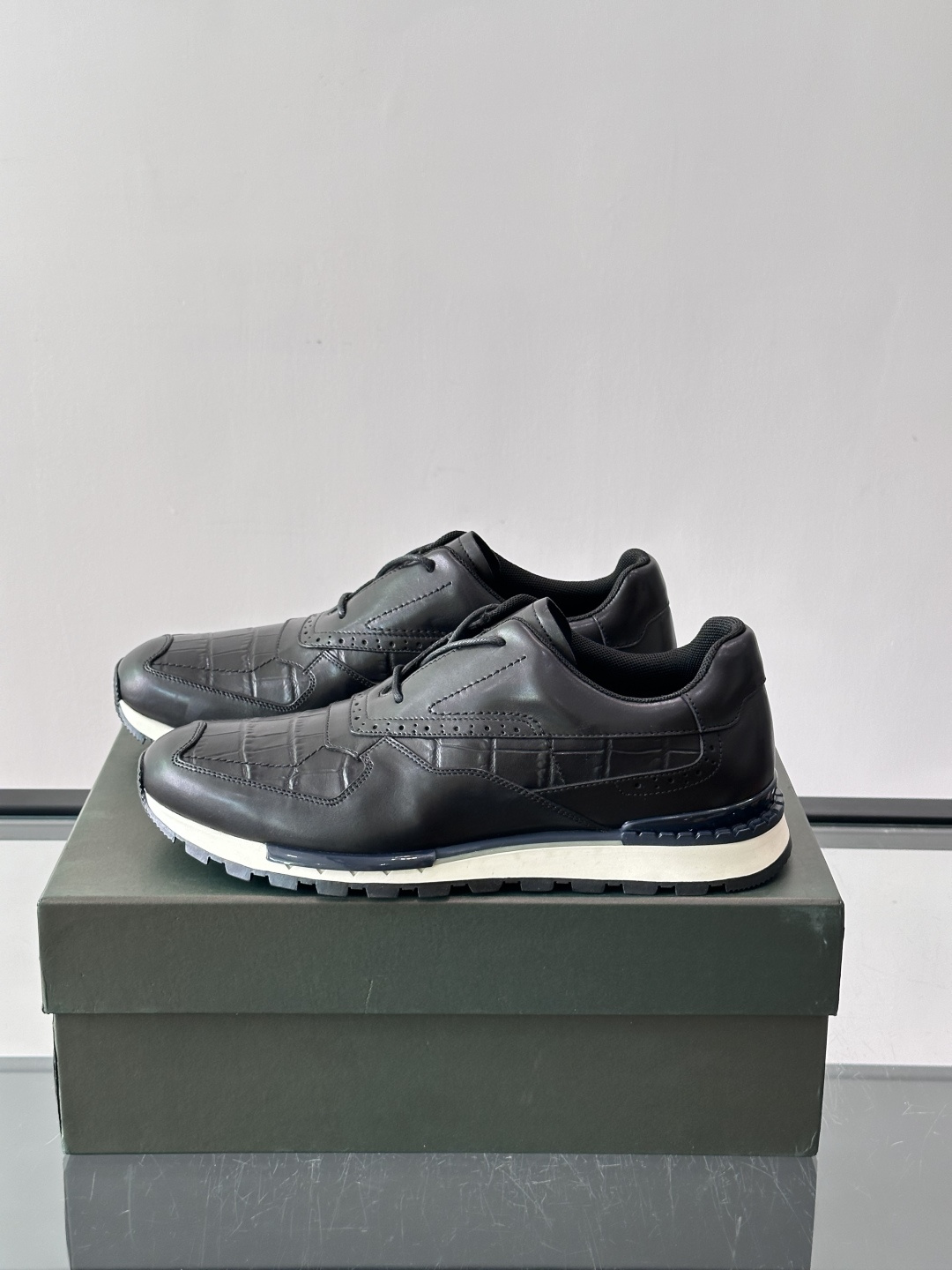 👞Berluti男士休闲皮鞋,采用头层牛皮,质感细腻又耐用。经典系带设计,日常或户外都能轻松驾驭。鞋底轻质橡胶,缓震舒适 👞Berluti男士休闲皮鞋,采用头层牛皮,质感细腻又耐用。经典系带设计,日常或户外都能轻松驾驭。鞋底轻质橡胶,缓震舒适