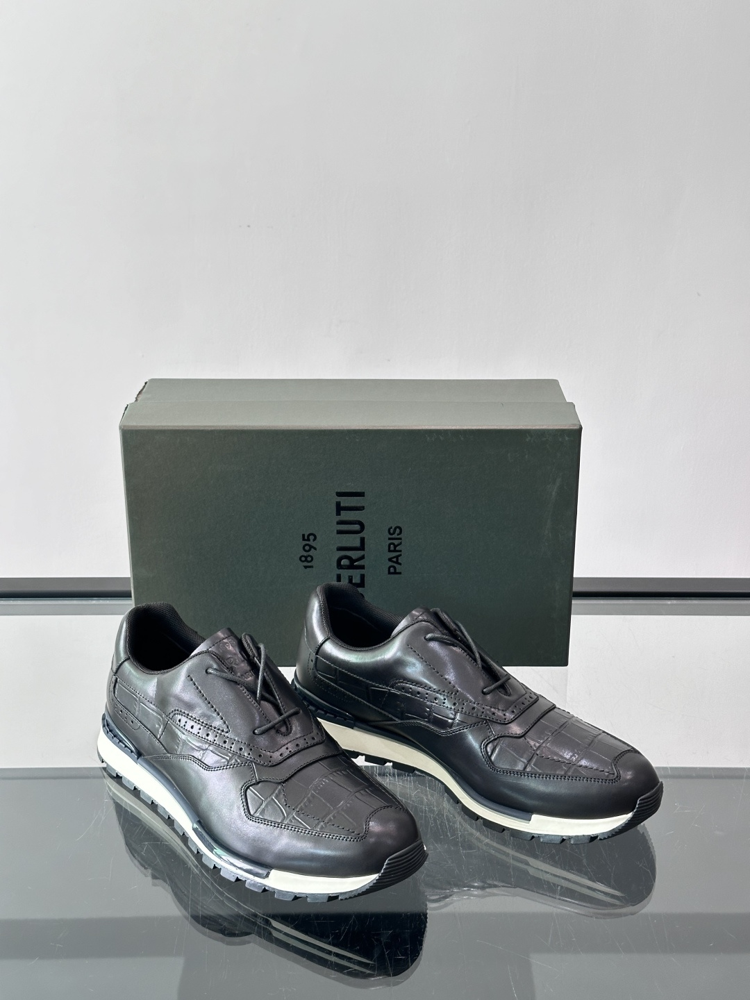 👞Berluti男士休闲皮鞋,采用头层牛皮,质感细腻又耐用。经典系带设计,日常或户外都能轻松驾驭。鞋底轻质橡胶,缓震舒适 👞Berluti男士休闲皮鞋,采用头层牛皮,质感细腻又耐用。经典系带设计,日常或户外都能轻松驾驭。鞋底轻质橡胶,缓震舒适