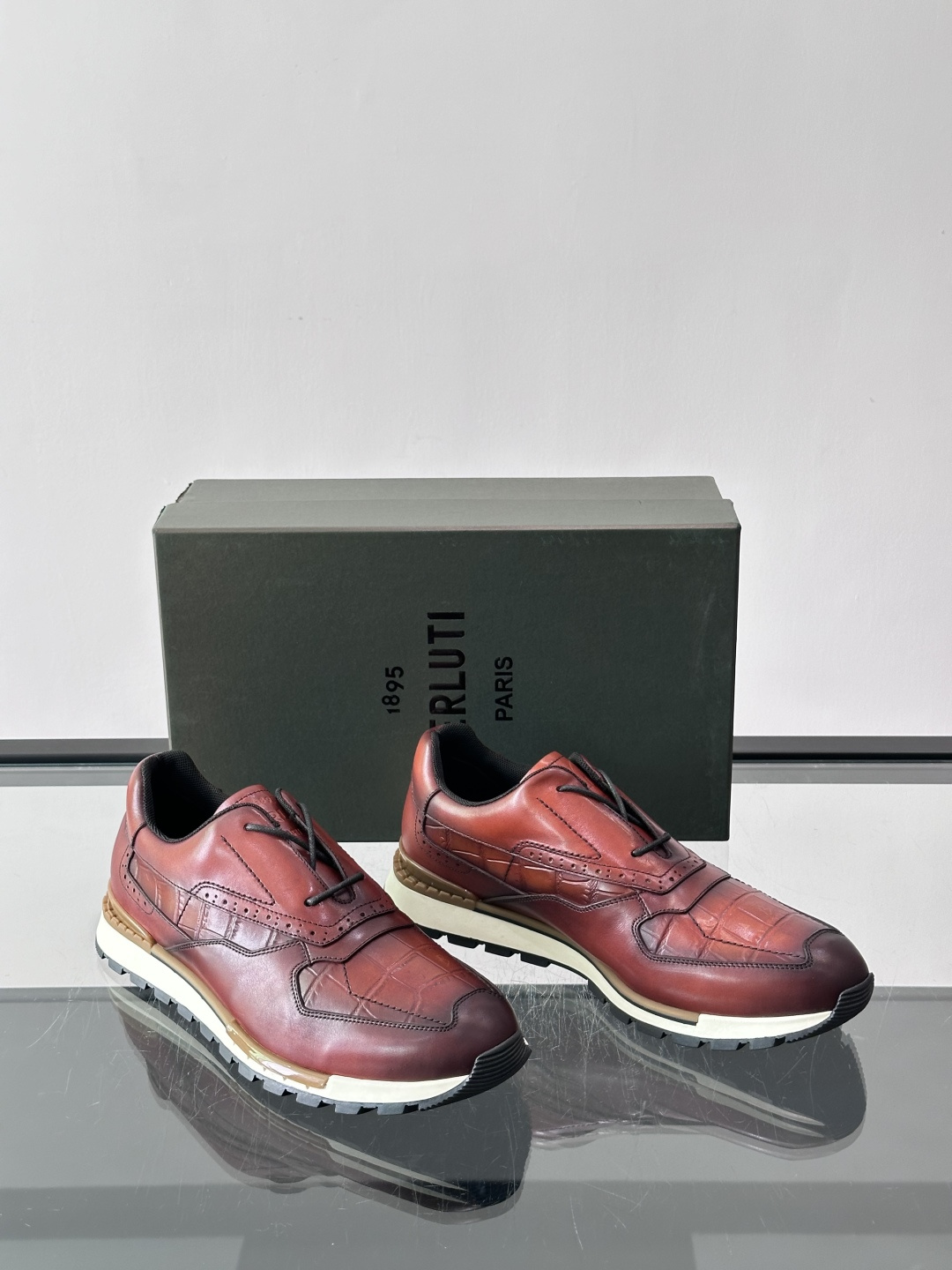 👞Berluti男士休闲皮鞋,采用头层牛皮,质感细腻又耐用。经典系带设计,日常或户外都能轻松驾驭。鞋底轻质橡胶,缓震舒适 👞Berluti男士休闲皮鞋,采用头层牛皮,质感细腻又耐用。经典系带设计,日常或户外都能轻松驾驭。鞋底轻质橡胶,缓震舒适