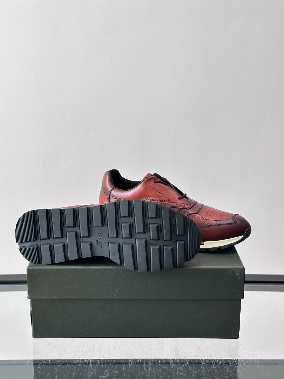 👞Berluti男士休闲皮鞋,采用头层牛皮,质感细腻又耐用。经典系带设计,日常或户外都能轻松驾驭。鞋底轻质橡胶,缓震舒适 👞Berluti男士休闲皮鞋,采用头层牛皮,质感细腻又耐用。经典系带设计,日常或户外都能轻松驾驭。鞋底轻质橡胶,缓震舒适