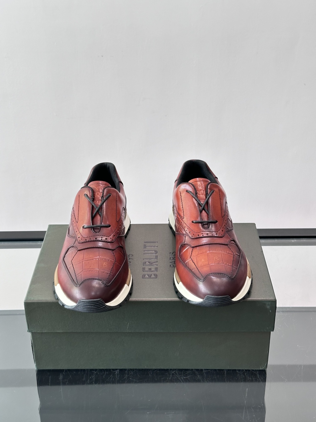 👞Berluti男士休闲皮鞋,采用头层牛皮,质感细腻又耐用。经典系带设计,日常或户外都能轻松驾驭。鞋底轻质橡胶,缓震舒适 👞Berluti男士休闲皮鞋,采用头层牛皮,质感细腻又耐用。经典系带设计,日常或户外都能轻松驾驭。鞋底轻质橡胶,缓震舒适