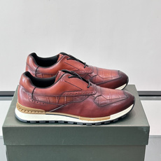 👞Berluti男士休闲皮鞋,采用头层牛皮,质感细腻又耐用。经典系带设计,日常或户外都能轻松驾驭。鞋底轻质橡胶,缓震舒适 👞Berluti男士休闲皮鞋,采用头层牛皮,质感细腻又耐用。经典系带设计,日常或户外都能轻松驾驭。鞋底轻质橡胶,缓震舒适