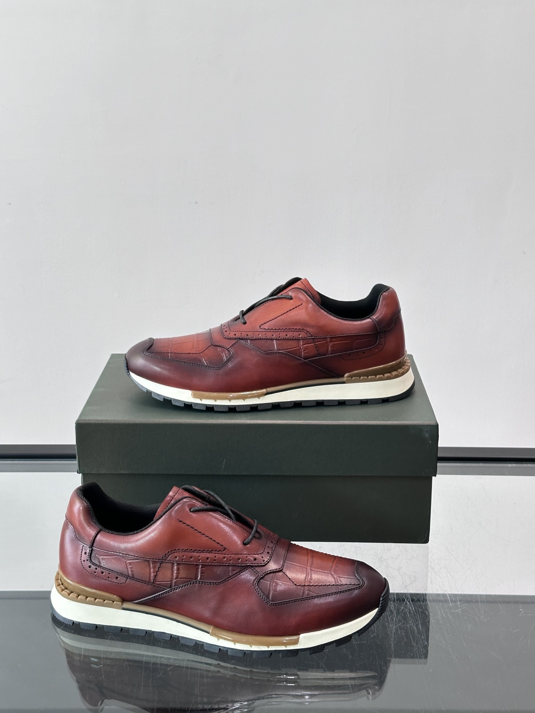 👞Berluti男士休闲皮鞋,采用头层牛皮,质感细腻又耐用。经典系带设计,日常或户外都能轻松驾驭。鞋底轻质橡胶,缓震舒适 👞Berluti男士休闲皮鞋,采用头层牛皮,质感细腻又耐用。经典系带设计,日常或户外都能轻松驾驭。鞋底轻质橡胶,缓震舒适