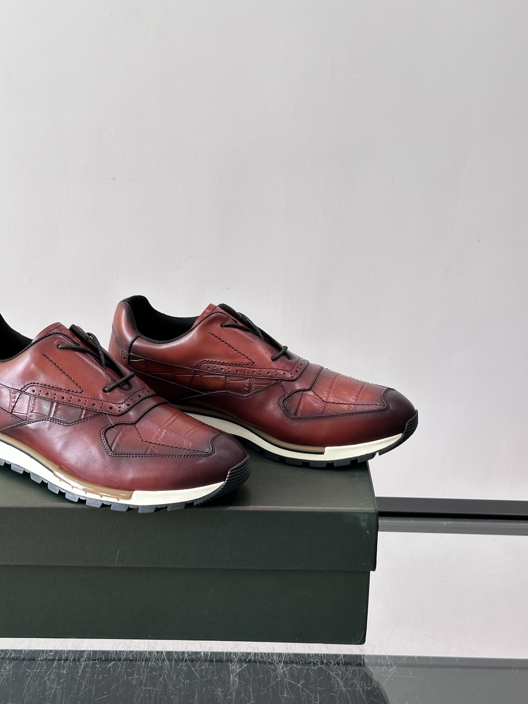 👞Berluti男士休闲皮鞋,采用头层牛皮,质感细腻又耐用。经典系带设计,日常或户外都能轻松驾驭。鞋底轻质橡胶,缓震舒适 👞Berluti男士休闲皮鞋,采用头层牛皮,质感细腻又耐用。经典系带设计,日常或户外都能轻松驾驭。鞋底轻质橡胶,缓震舒适