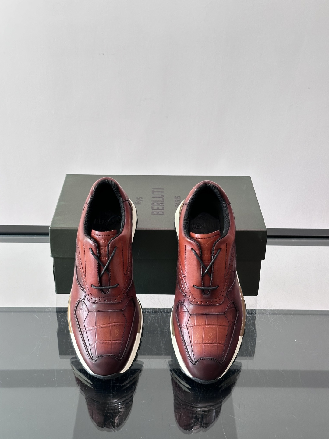 👞Berluti男士休闲皮鞋,采用头层牛皮,质感细腻又耐用。经典系带设计,日常或户外都能轻松驾驭。鞋底轻质橡胶,缓震舒适 👞Berluti男士休闲皮鞋,采用头层牛皮,质感细腻又耐用。经典系带设计,日常或户外都能轻松驾驭。鞋底轻质橡胶,缓震舒适
