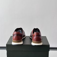 👞Berluti男士休闲皮鞋,采用头层牛皮,质感细腻又耐用。经典系带设计,日常或户外都能轻松驾驭。鞋底轻质橡胶,缓震舒适 👞Berluti男士休闲皮鞋,采用头层牛皮,质感细腻又耐用。经典系带设计,日常或户外都能轻松驾驭。鞋底轻质橡胶,缓震舒适