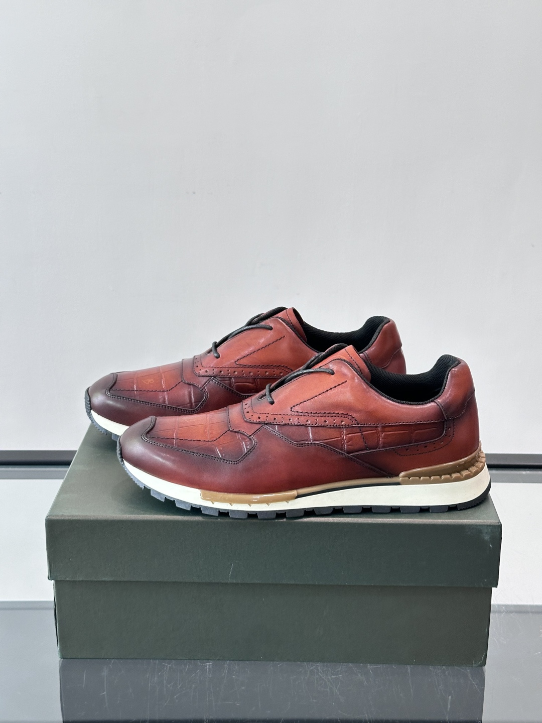 👞Berluti男士休闲皮鞋,采用头层牛皮,质感细腻又耐用。经典系带设计,日常或户外都能轻松驾驭。鞋底轻质橡胶,缓震舒适 👞Berluti男士休闲皮鞋,采用头层牛皮,质感细腻又耐用。经典系带设计,日常或户外都能轻松驾驭。鞋底轻质橡胶,缓震舒适