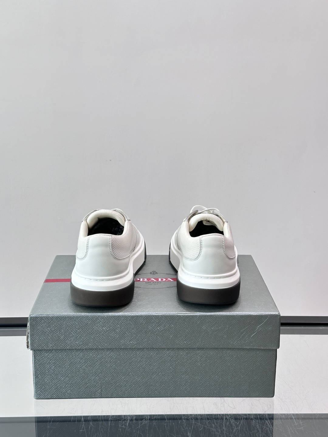 👟Prada网布运动鞋,采用透气网布+皮革拼接,简约又有辨识度✨。侧面三角标超有品牌感,白色橡胶鞋底舒适耐磨,日常穿搭或 👟Prada网布运动鞋,采用透气网布+皮革拼接,简约又有辨识度✨。侧面三角标超有品牌感,白色橡胶鞋底舒适耐磨,日常穿搭或