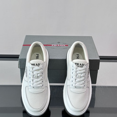 👟Prada网布运动鞋,采用透气网布+皮革拼接,简约又有辨识度✨。侧面三角标超有品牌感,白色橡胶鞋底舒适耐磨,日常穿搭或 👟Prada网布运动鞋,采用透气网布+皮革拼接,简约又有辨识度✨。侧面三角标超有品牌感,白色橡胶鞋底舒适耐磨,日常穿搭或