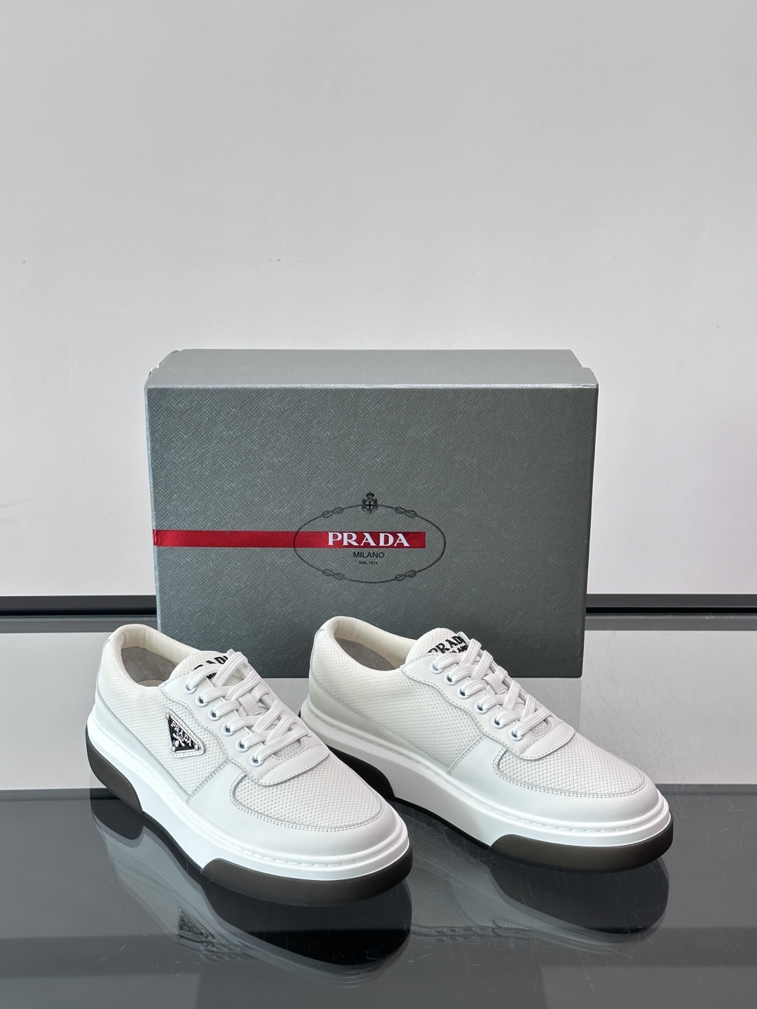 👟Prada网布运动鞋,采用透气网布+皮革拼接,简约又有辨识度✨。侧面三角标超有品牌感,白色橡胶鞋底舒适耐磨,日常穿搭或 👟Prada网布运动鞋,采用透气网布+皮革拼接,简约又有辨识度✨。侧面三角标超有品牌感,白色橡胶鞋底舒适耐磨,日常穿搭或