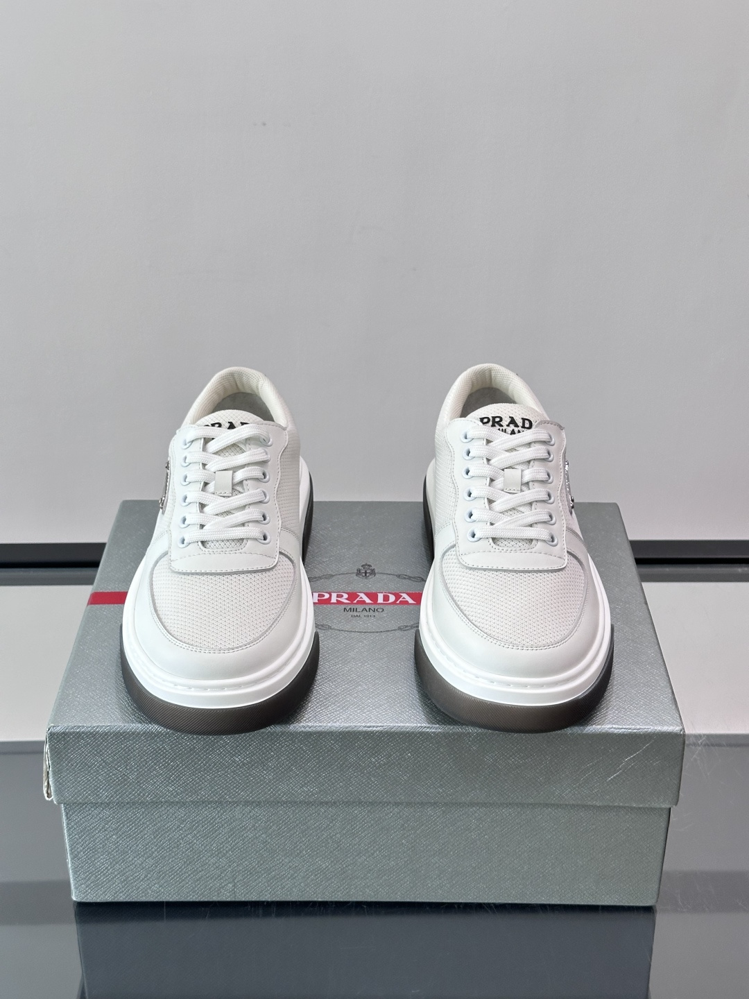 👟Prada网布运动鞋,采用透气网布+皮革拼接,简约又有辨识度✨。侧面三角标超有品牌感,白色橡胶鞋底舒适耐磨,日常穿搭或 👟Prada网布运动鞋,采用透气网布+皮革拼接,简约又有辨识度✨。侧面三角标超有品牌感,白色橡胶鞋底舒适耐磨,日常穿搭或