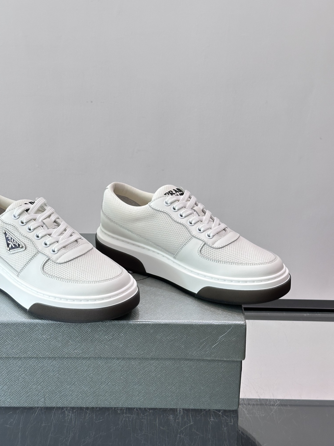👟Prada网布运动鞋,采用透气网布+皮革拼接,简约又有辨识度✨。侧面三角标超有品牌感,白色橡胶鞋底舒适耐磨,日常穿搭或 👟Prada网布运动鞋,采用透气网布+皮革拼接,简约又有辨识度✨。侧面三角标超有品牌感,白色橡胶鞋底舒适耐磨,日常穿搭或