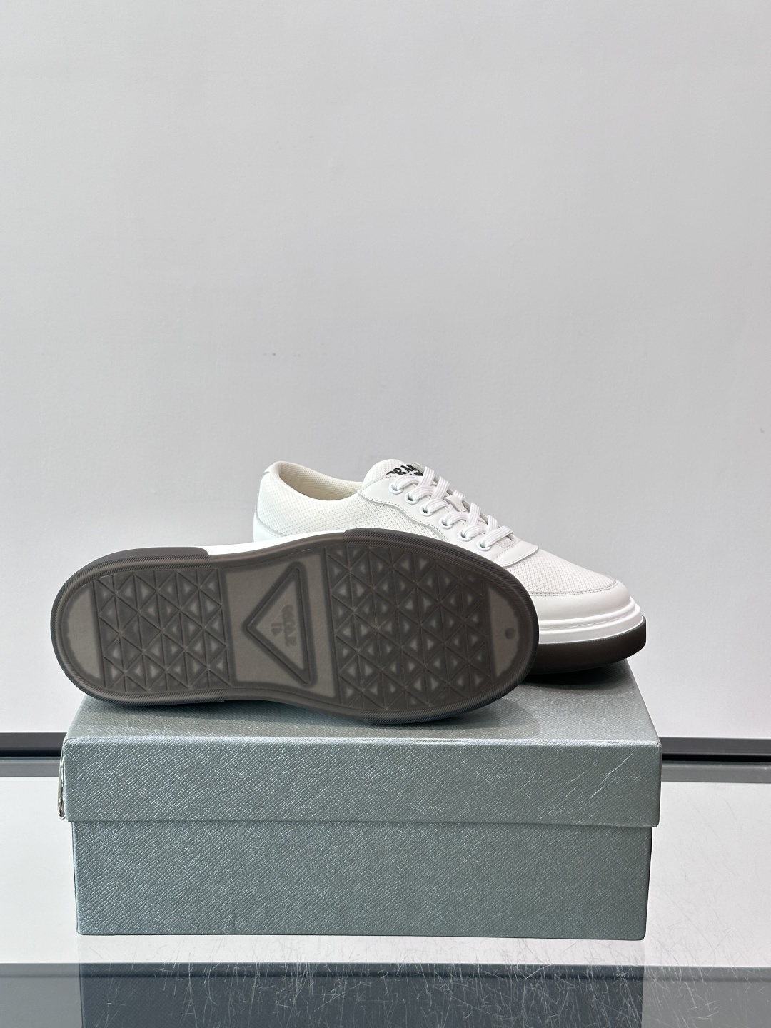 👟Prada网布运动鞋,采用透气网布+皮革拼接,简约又有辨识度✨。侧面三角标超有品牌感,白色橡胶鞋底舒适耐磨,日常穿搭或 👟Prada网布运动鞋,采用透气网布+皮革拼接,简约又有辨识度✨。侧面三角标超有品牌感,白色橡胶鞋底舒适耐磨,日常穿搭或