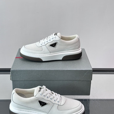 👟Prada网布运动鞋,采用透气网布+皮革拼接,简约又有辨识度✨。侧面三角标超有品牌感,白色橡胶鞋底舒适耐磨,日常穿搭或 👟Prada网布运动鞋,采用透气网布+皮革拼接,简约又有辨识度✨。侧面三角标超有品牌感,白色橡胶鞋底舒适耐磨,日常穿搭或