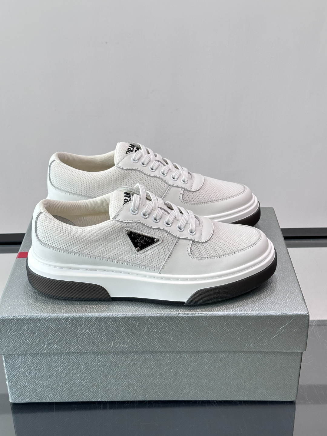 👟Prada网布运动鞋,采用透气网布+皮革拼接,简约又有辨识度✨。侧面三角标超有品牌感,白色橡胶鞋底舒适耐磨,日常穿搭或 👟Prada网布运动鞋,采用透气网布+皮革拼接,简约又有辨识度✨。侧面三角标超有品牌感,白色橡胶鞋底舒适耐磨,日常穿搭或