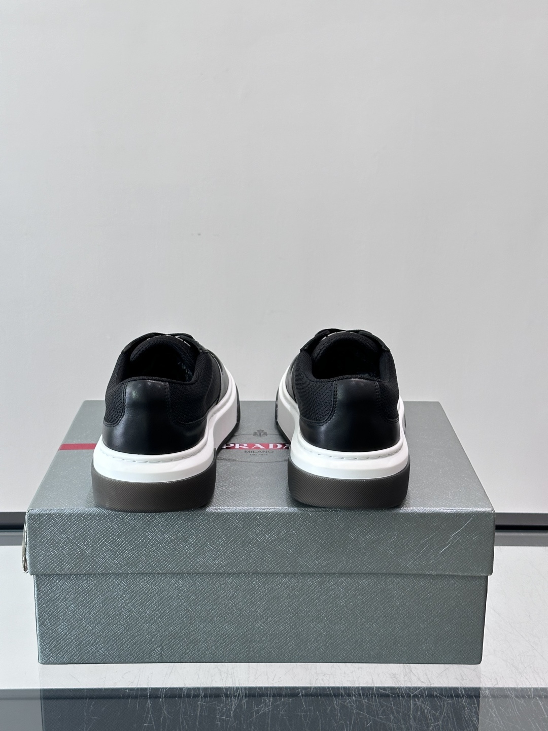 👟Prada网布运动鞋,采用透气网布+皮革拼接,简约又有辨识度✨。侧面三角标超有品牌感,白色橡胶鞋底舒适耐磨,日常穿搭或 👟Prada网布运动鞋,采用透气网布+皮革拼接,简约又有辨识度✨。侧面三角标超有品牌感,白色橡胶鞋底舒适耐磨,日常穿搭或