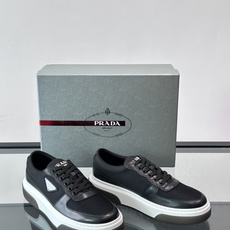 👟Prada网布运动鞋,采用透气网布+皮革拼接,简约又有辨识度✨。侧面三角标超有品牌感,白色橡胶鞋底舒适耐磨,日常穿搭或 👟Prada网布运动鞋,采用透气网布+皮革拼接,简约又有辨识度✨。侧面三角标超有品牌感,白色橡胶鞋底舒适耐磨,日常穿搭或