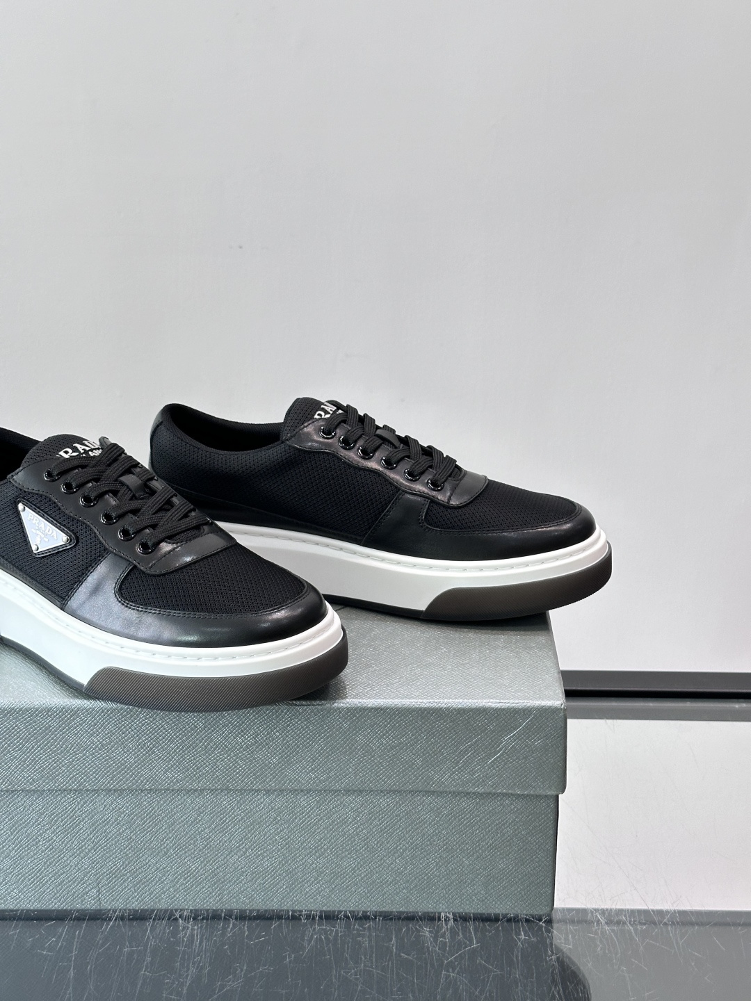 👟Prada网布运动鞋,采用透气网布+皮革拼接,简约又有辨识度✨。侧面三角标超有品牌感,白色橡胶鞋底舒适耐磨,日常穿搭或 👟Prada网布运动鞋,采用透气网布+皮革拼接,简约又有辨识度✨。侧面三角标超有品牌感,白色橡胶鞋底舒适耐磨,日常穿搭或