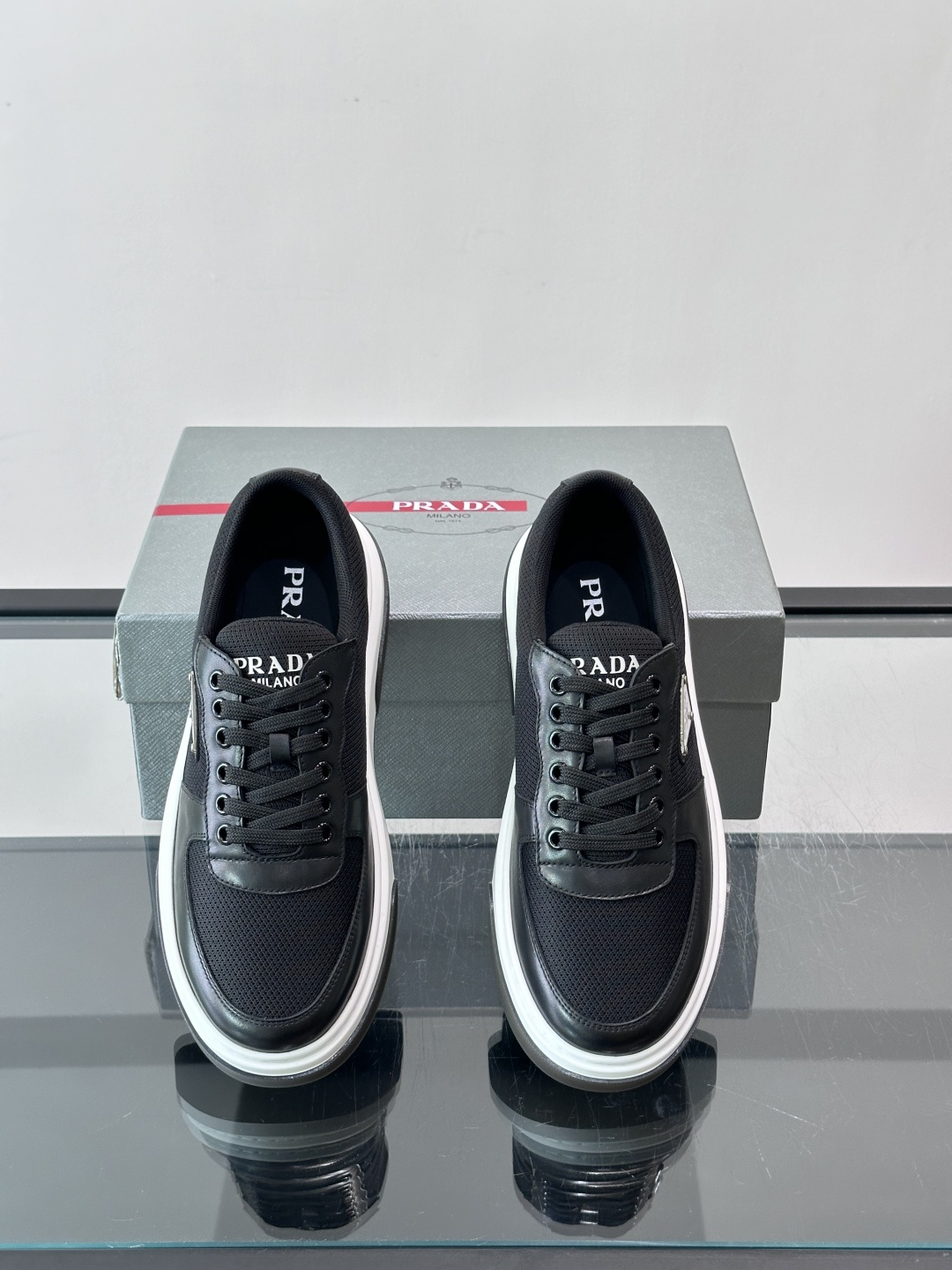 👟Prada网布运动鞋,采用透气网布+皮革拼接,简约又有辨识度✨。侧面三角标超有品牌感,白色橡胶鞋底舒适耐磨,日常穿搭或 👟Prada网布运动鞋,采用透气网布+皮革拼接,简约又有辨识度✨。侧面三角标超有品牌感,白色橡胶鞋底舒适耐磨,日常穿搭或