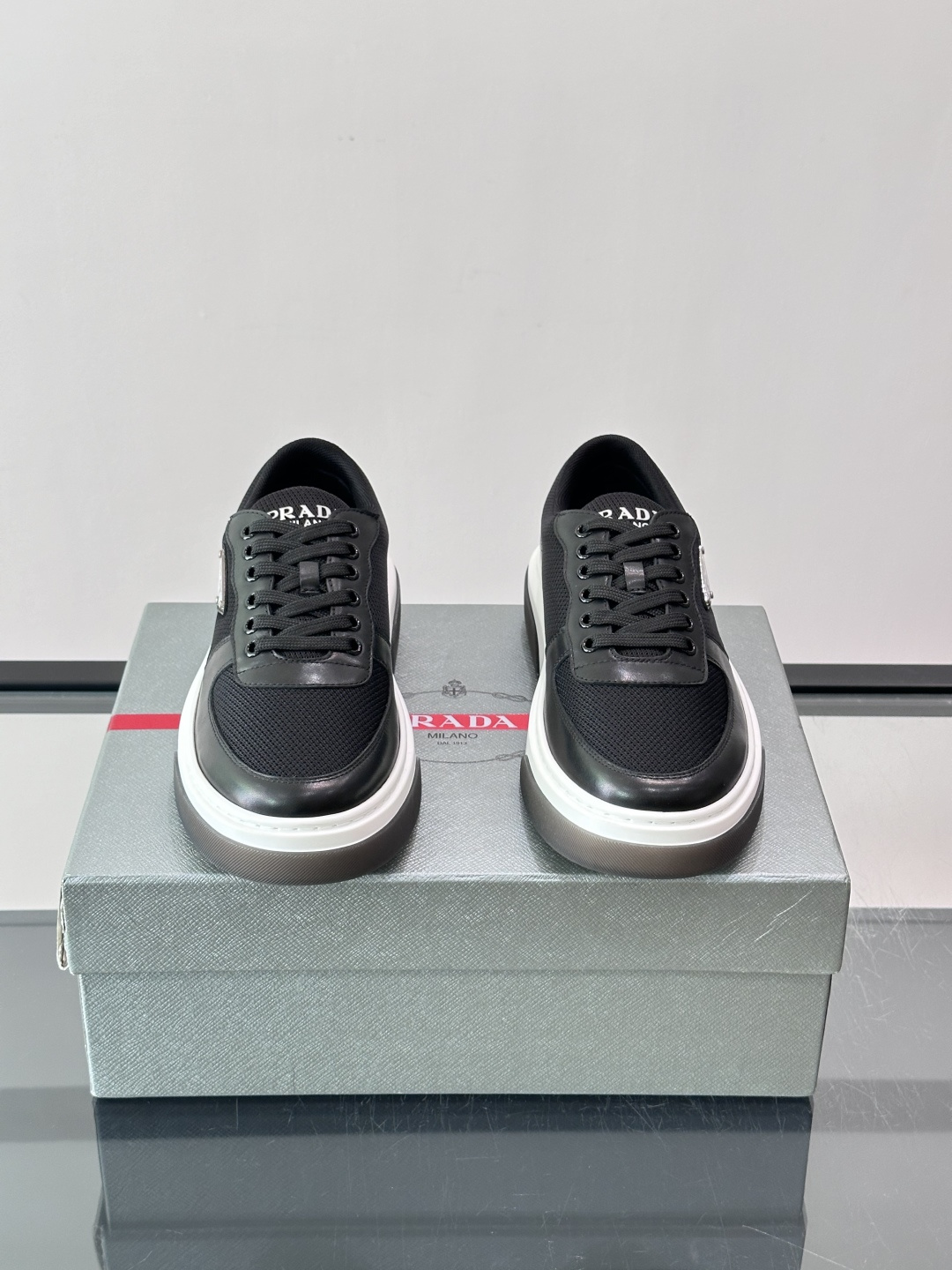 👟Prada网布运动鞋,采用透气网布+皮革拼接,简约又有辨识度✨。侧面三角标超有品牌感,白色橡胶鞋底舒适耐磨,日常穿搭或 👟Prada网布运动鞋,采用透气网布+皮革拼接,简约又有辨识度✨。侧面三角标超有品牌感,白色橡胶鞋底舒适耐磨,日常穿搭或