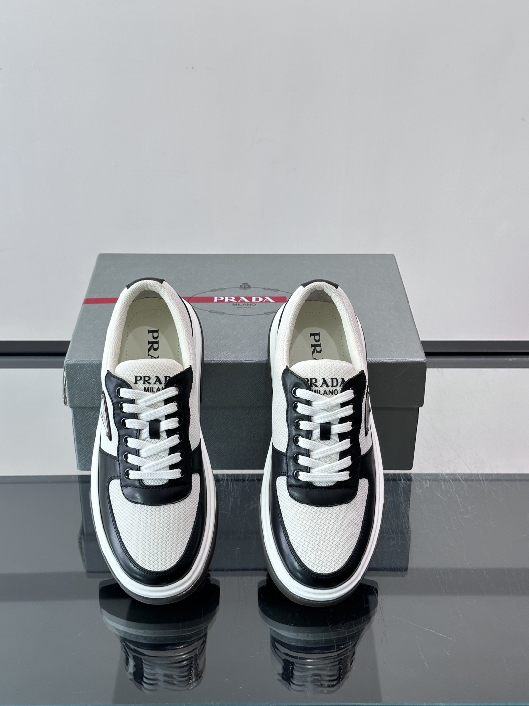 👟Prada网布运动鞋,采用透气网布+皮革拼接,简约又有辨识度✨。侧面三角标超有品牌感,白色橡胶鞋底舒适耐磨,日常穿搭或 👟Prada网布运动鞋,采用透气网布+皮革拼接,简约又有辨识度✨。侧面三角标超有品牌感,白色橡胶鞋底舒适耐磨,日常穿搭或