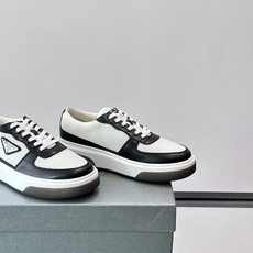 👟Prada网布运动鞋,采用透气网布+皮革拼接,简约又有辨识度✨。侧面三角标超有品牌感,白色橡胶鞋底舒适耐磨,日常穿搭或 👟Prada网布运动鞋,采用透气网布+皮革拼接,简约又有辨识度✨。侧面三角标超有品牌感,白色橡胶鞋底舒适耐磨,日常穿搭或