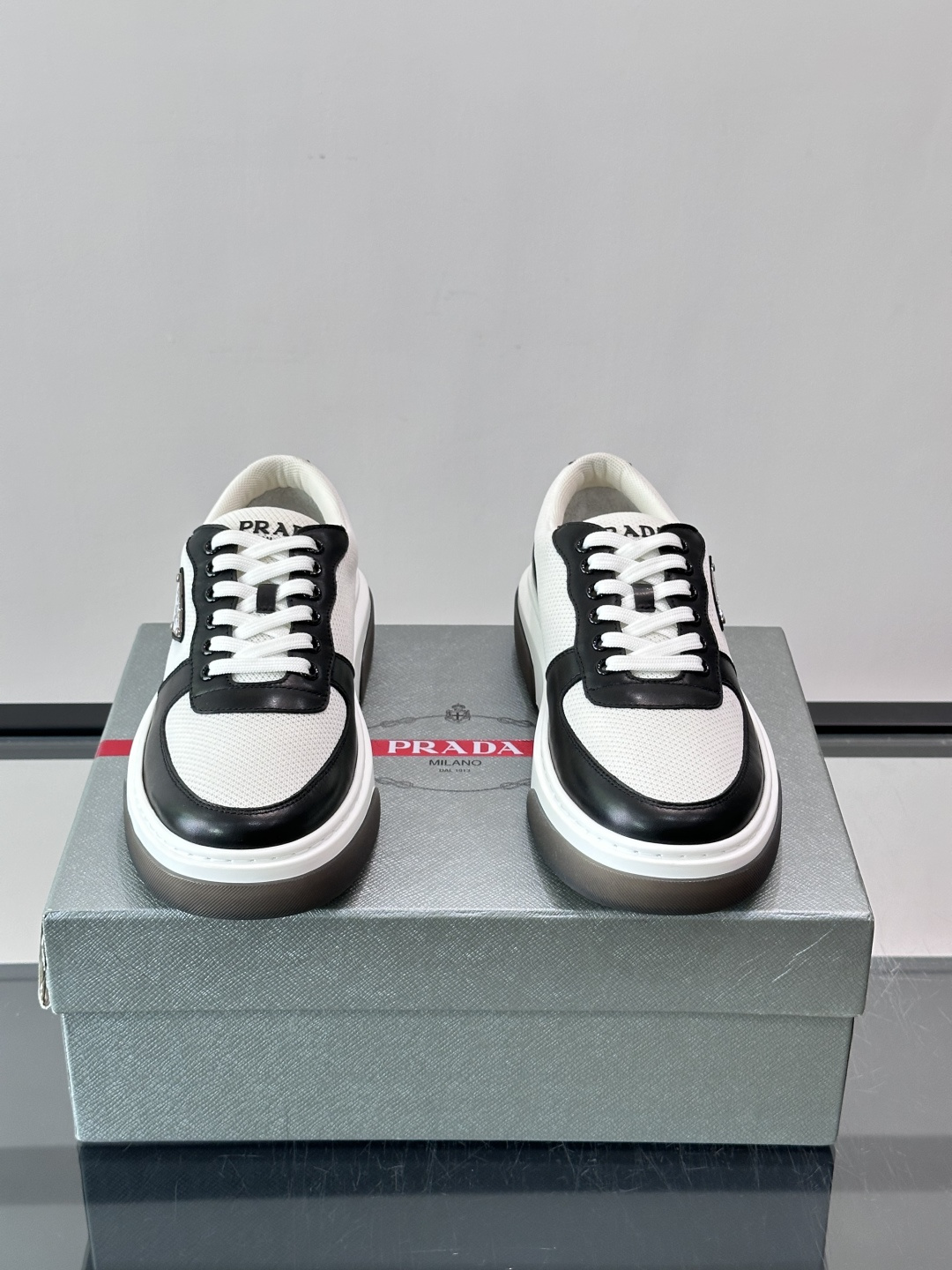 👟Prada网布运动鞋,采用透气网布+皮革拼接,简约又有辨识度✨。侧面三角标超有品牌感,白色橡胶鞋底舒适耐磨,日常穿搭或 👟Prada网布运动鞋,采用透气网布+皮革拼接,简约又有辨识度✨。侧面三角标超有品牌感,白色橡胶鞋底舒适耐磨,日常穿搭或