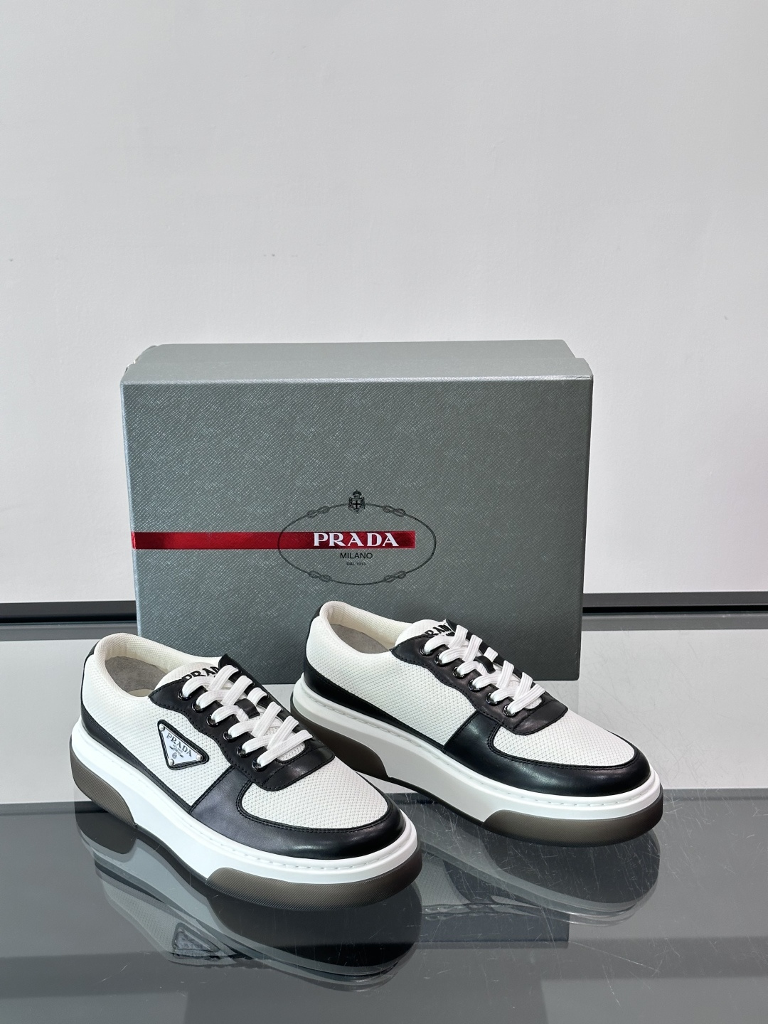 👟Prada网布运动鞋,采用透气网布+皮革拼接,简约又有辨识度✨。侧面三角标超有品牌感,白色橡胶鞋底舒适耐磨,日常穿搭或 👟Prada网布运动鞋,采用透气网布+皮革拼接,简约又有辨识度✨。侧面三角标超有品牌感,白色橡胶鞋底舒适耐磨,日常穿搭或
