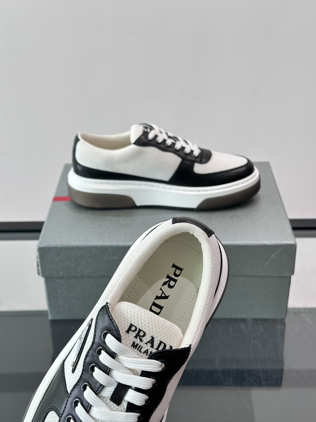 👟Prada网布运动鞋,采用透气网布+皮革拼接,简约又有辨识度✨。侧面三角标超有品牌感,白色橡胶鞋底舒适耐磨,日常穿搭或 👟Prada网布运动鞋,采用透气网布+皮革拼接,简约又有辨识度✨。侧面三角标超有品牌感,白色橡胶鞋底舒适耐磨,日常穿搭或