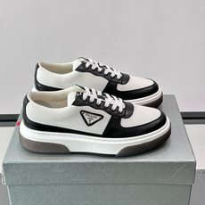 👟Prada网布运动鞋,采用透气网布+皮革拼接,简约又有辨识度✨。侧面三角标超有品牌感,白色橡胶鞋底舒适耐磨,日常穿搭或 👟Prada网布运动鞋,采用透气网布+皮革拼接,简约又有辨识度✨。侧面三角标超有品牌感,白色橡胶鞋底舒适耐磨,日常穿搭或