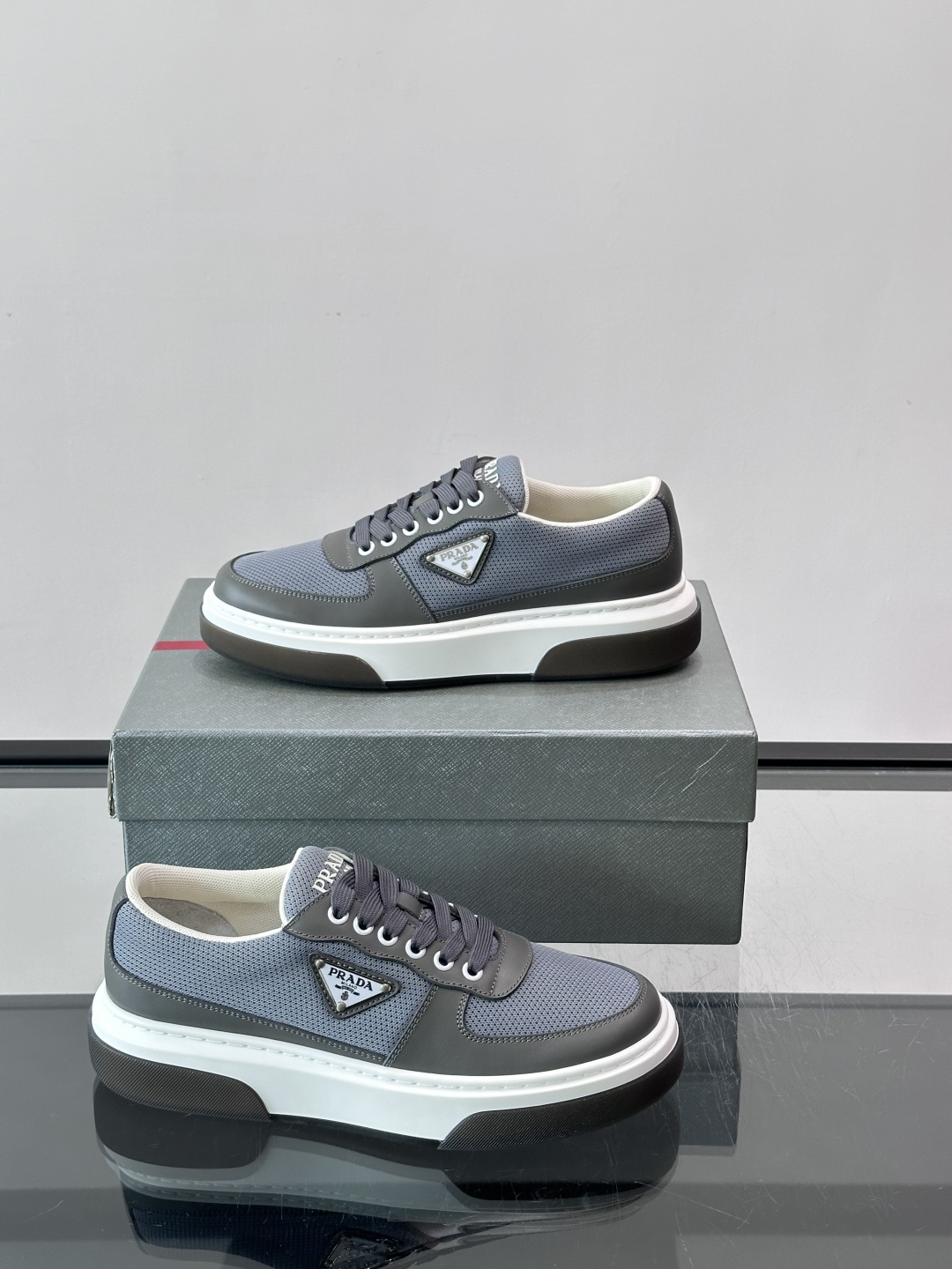 👟Prada网布运动鞋,采用透气网布+皮革拼接,简约又有辨识度✨。侧面三角标超有品牌感,白色橡胶鞋底舒适耐磨,日常穿搭或 👟Prada网布运动鞋,采用透气网布+皮革拼接,简约又有辨识度✨。侧面三角标超有品牌感,白色橡胶鞋底舒适耐磨,日常穿搭或