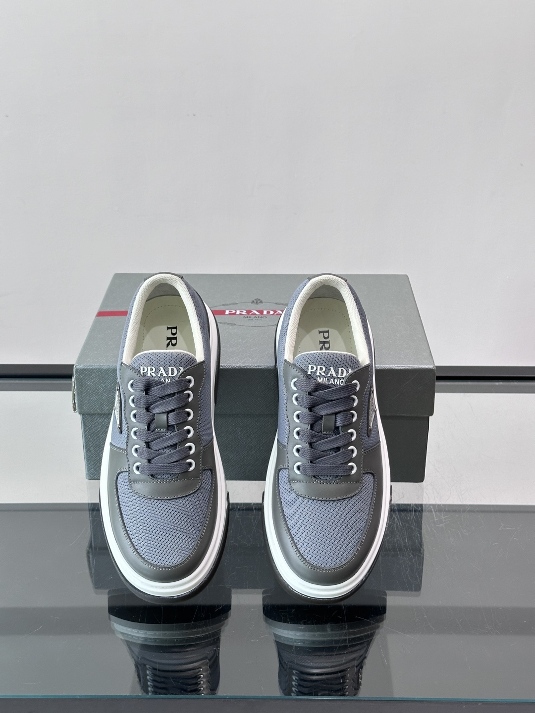 👟Prada网布运动鞋,采用透气网布+皮革拼接,简约又有辨识度✨。侧面三角标超有品牌感,白色橡胶鞋底舒适耐磨,日常穿搭或 👟Prada网布运动鞋,采用透气网布+皮革拼接,简约又有辨识度✨。侧面三角标超有品牌感,白色橡胶鞋底舒适耐磨,日常穿搭或