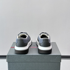 👟Prada网布运动鞋,采用透气网布+皮革拼接,简约又有辨识度✨。侧面三角标超有品牌感,白色橡胶鞋底舒适耐磨,日常穿搭或 👟Prada网布运动鞋,采用透气网布+皮革拼接,简约又有辨识度✨。侧面三角标超有品牌感,白色橡胶鞋底舒适耐磨,日常穿搭或
