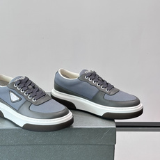 👟Prada网布运动鞋,采用透气网布+皮革拼接,简约又有辨识度✨。侧面三角标超有品牌感,白色橡胶鞋底舒适耐磨,日常穿搭或 👟Prada网布运动鞋,采用透气网布+皮革拼接,简约又有辨识度✨。侧面三角标超有品牌感,白色橡胶鞋底舒适耐磨,日常穿搭或