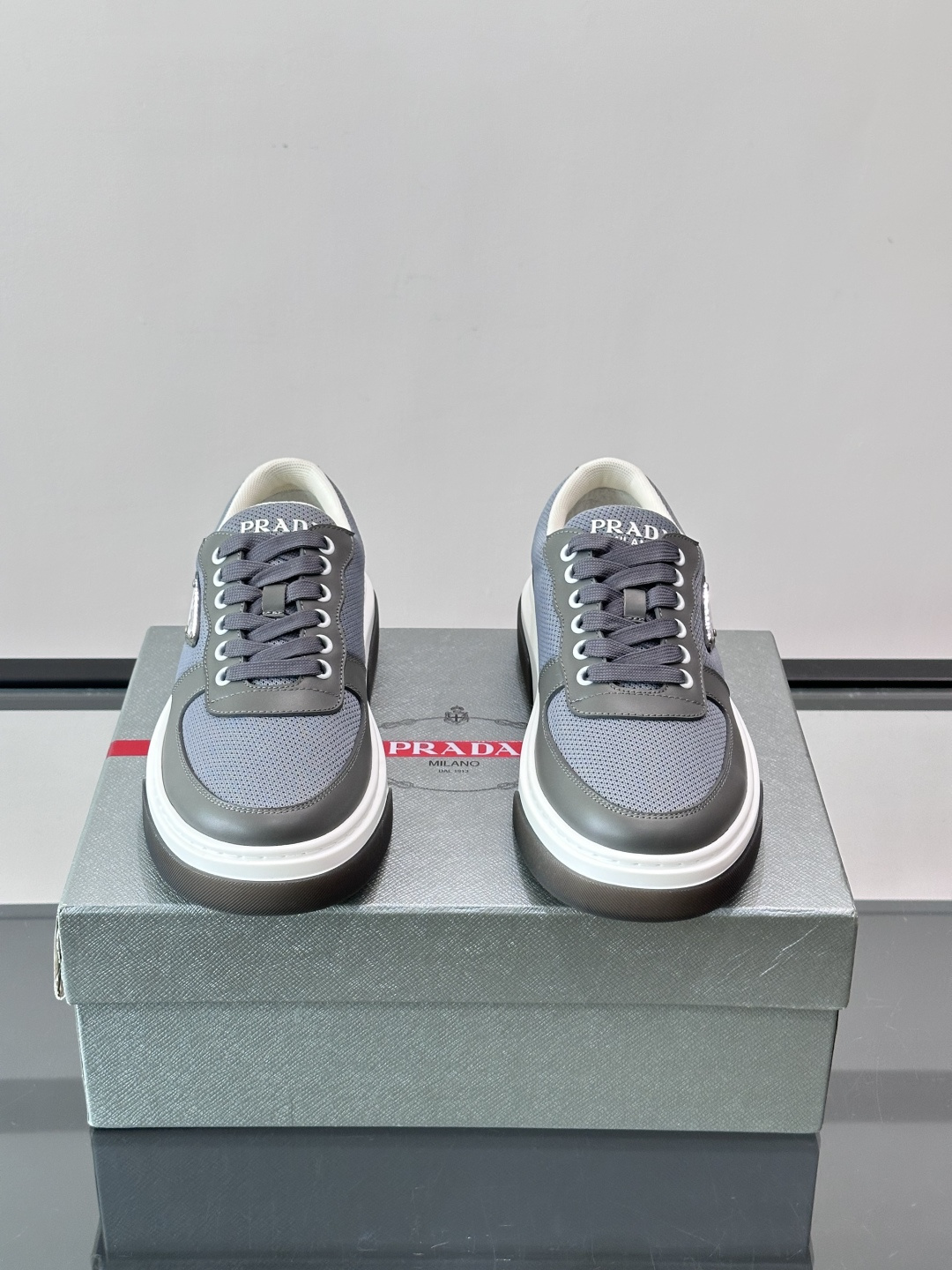 👟Prada网布运动鞋,采用透气网布+皮革拼接,简约又有辨识度✨。侧面三角标超有品牌感,白色橡胶鞋底舒适耐磨,日常穿搭或 👟Prada网布运动鞋,采用透气网布+皮革拼接,简约又有辨识度✨。侧面三角标超有品牌感,白色橡胶鞋底舒适耐磨,日常穿搭或