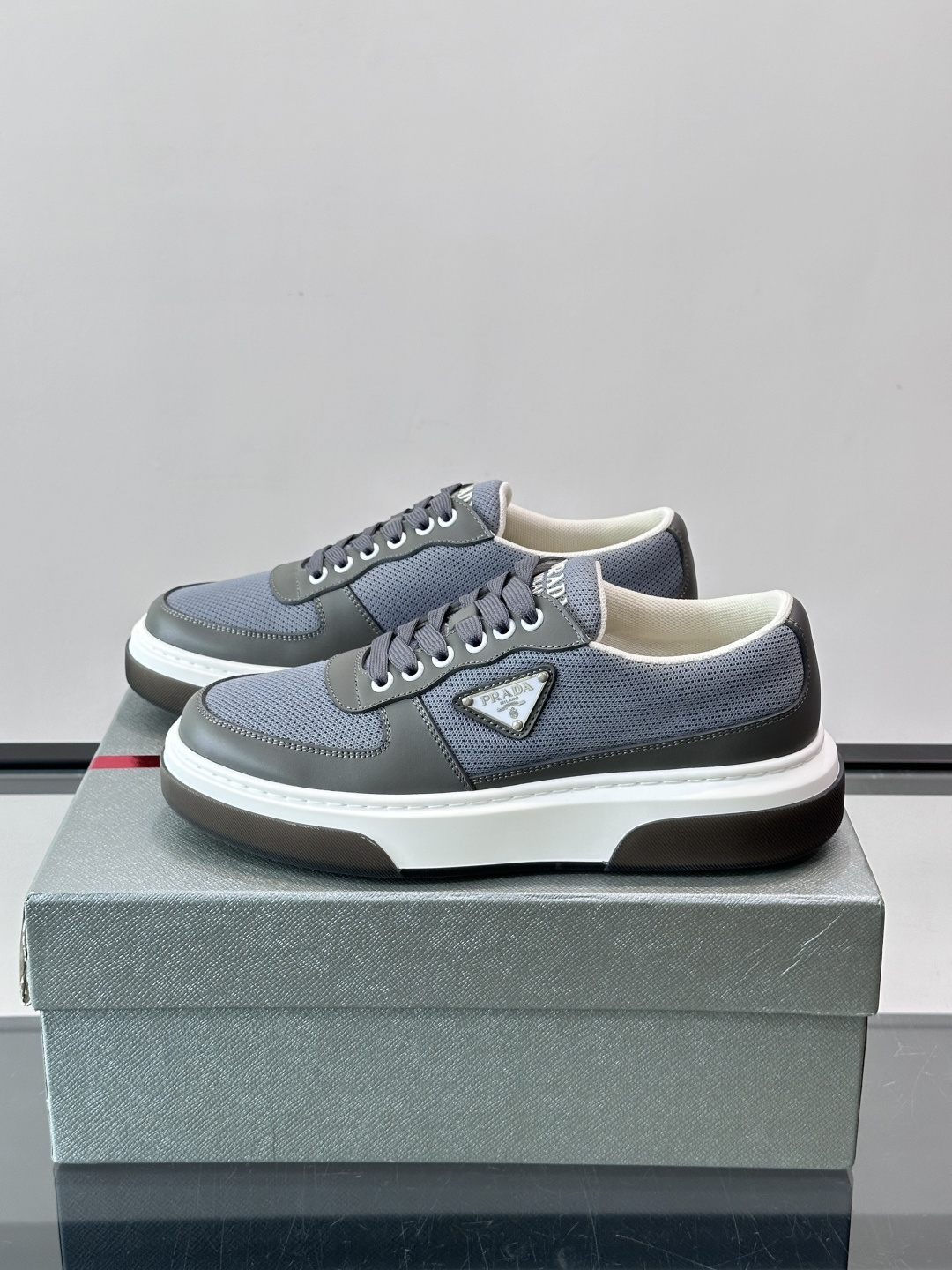 👟Prada网布运动鞋,采用透气网布+皮革拼接,简约又有辨识度✨。侧面三角标超有品牌感,白色橡胶鞋底舒适耐磨,日常穿搭或 👟Prada网布运动鞋,采用透气网布+皮革拼接,简约又有辨识度✨。侧面三角标超有品牌感,白色橡胶鞋底舒适耐磨,日常穿搭或