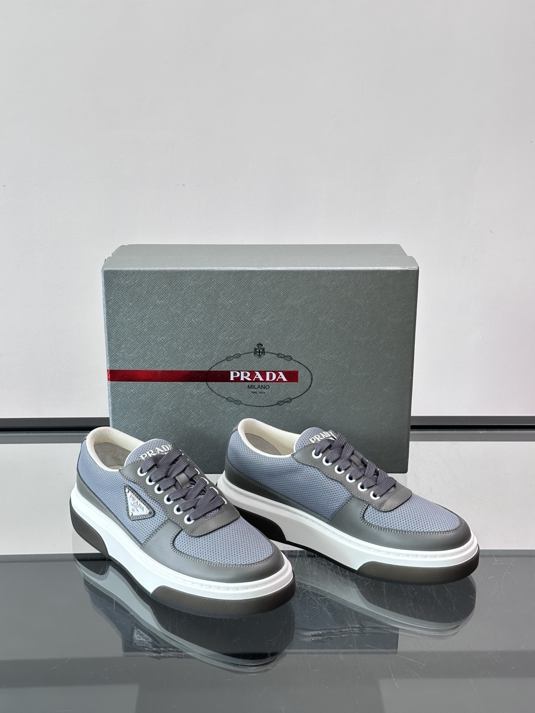 👟Prada网布运动鞋,采用透气网布+皮革拼接,简约又有辨识度✨。侧面三角标超有品牌感,白色橡胶鞋底舒适耐磨,日常穿搭或 👟Prada网布运动鞋,采用透气网布+皮革拼接,简约又有辨识度✨。侧面三角标超有品牌感,白色橡胶鞋底舒适耐磨,日常穿搭或