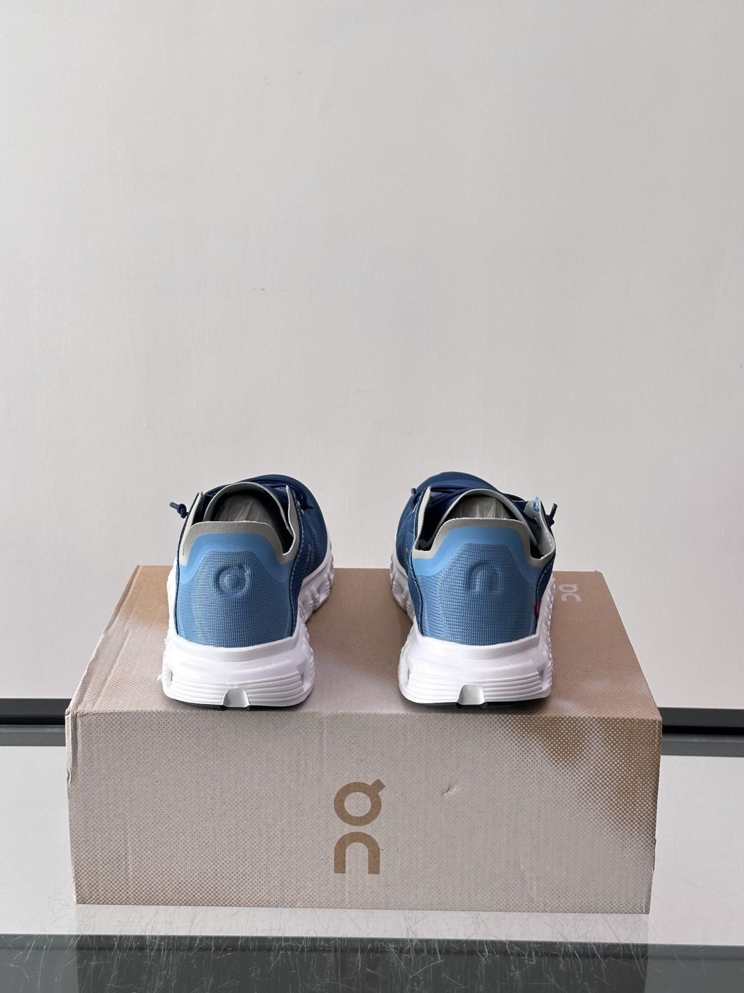 On Holding（昂跑）Cloud 6跑步鞋​​，飞织网面鞋身， CloudTec 缓震底，鞋舌上有"OC"标识。 