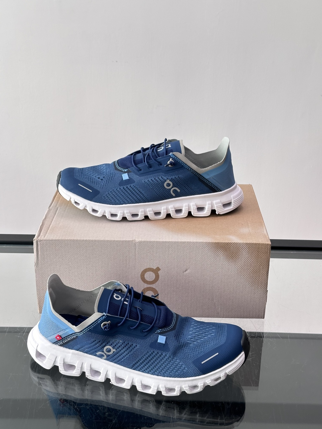 On Holding（昂跑）Cloud 6跑步鞋​​，飞织网面鞋身， CloudTec 缓震底，鞋舌上有"OC"标识。 