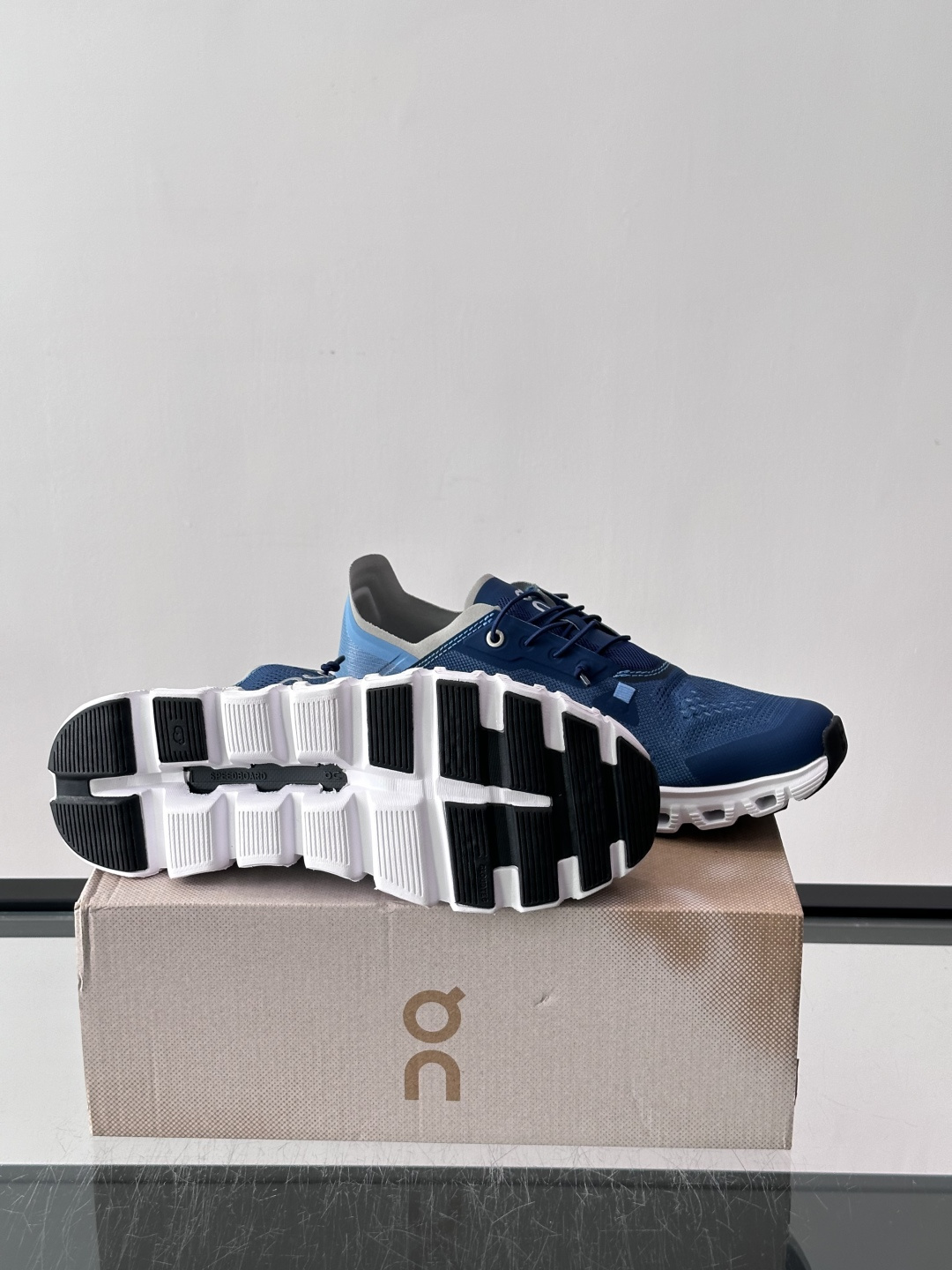 On Holding（昂跑）Cloud 6跑步鞋​​，飞织网面鞋身， CloudTec 缓震底，鞋舌上有"OC"标识。 